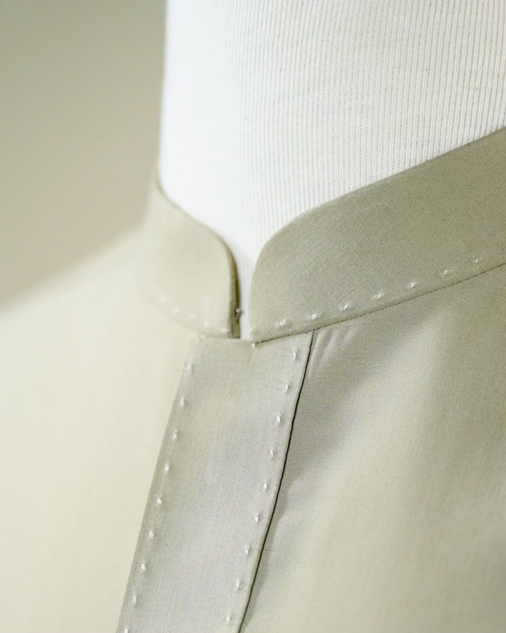 قميص شالوار ملكي باللون البيج